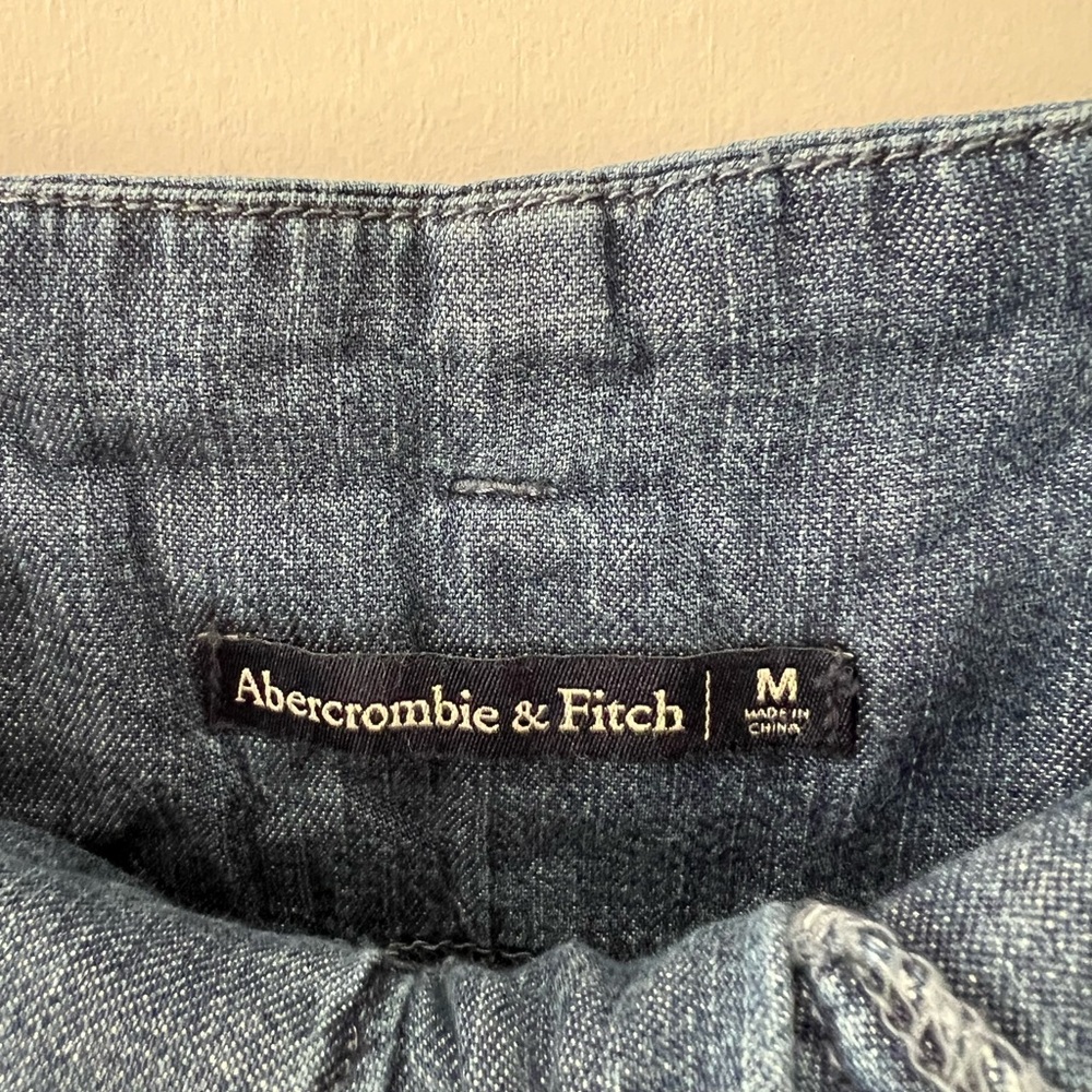 Abercrombie & Fitch High Rise Cropped Wide Leg Belted Button Up Jeans | Medium - Picture 3 of 4
